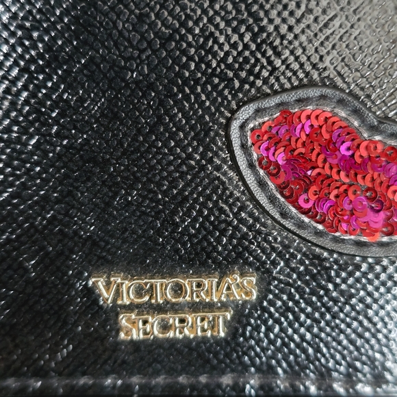 Victoria's Secret Black Passport Holder with Heart and Lip Design - Picture 9 of 9